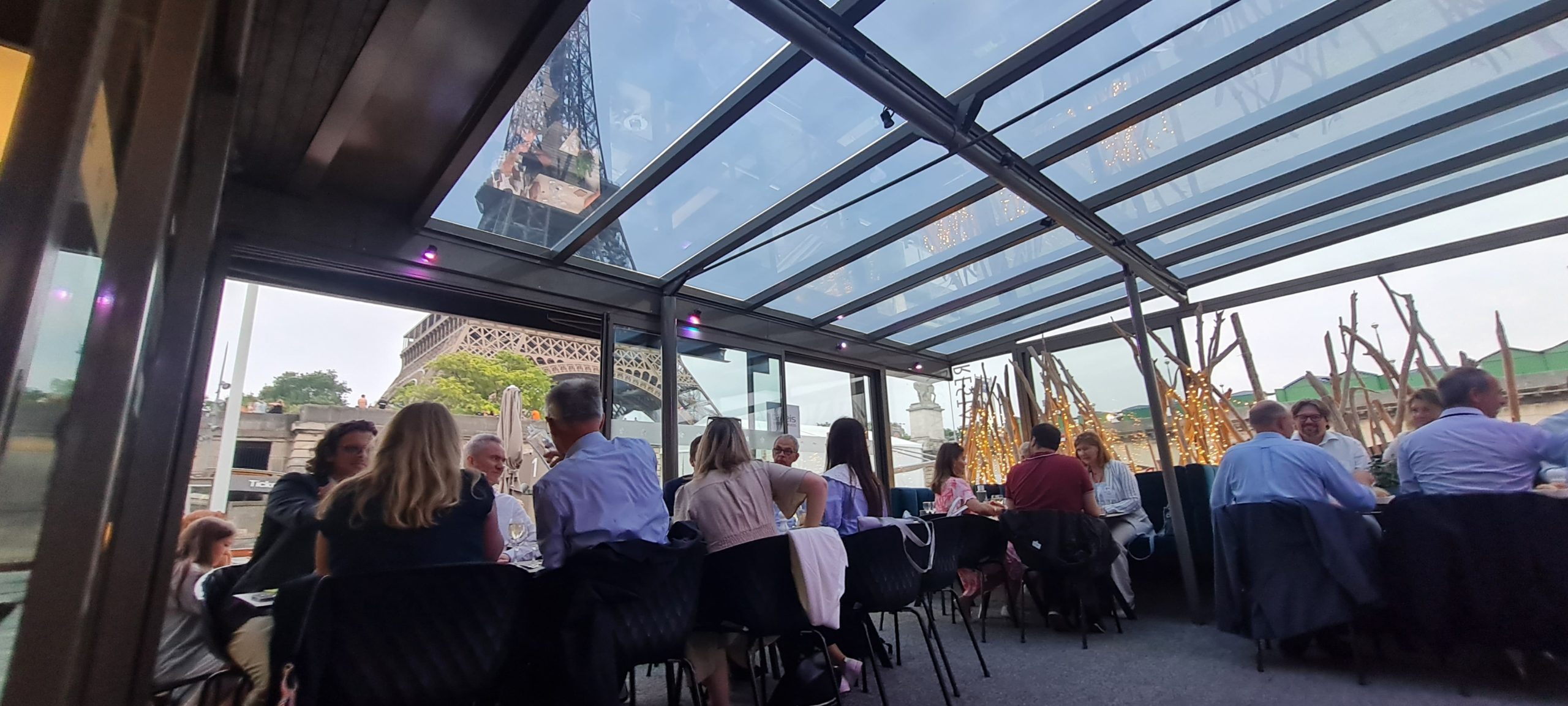 Diner d'entreprise aux pieds de la Tour Eiffel By LUDIMUS Creative Events